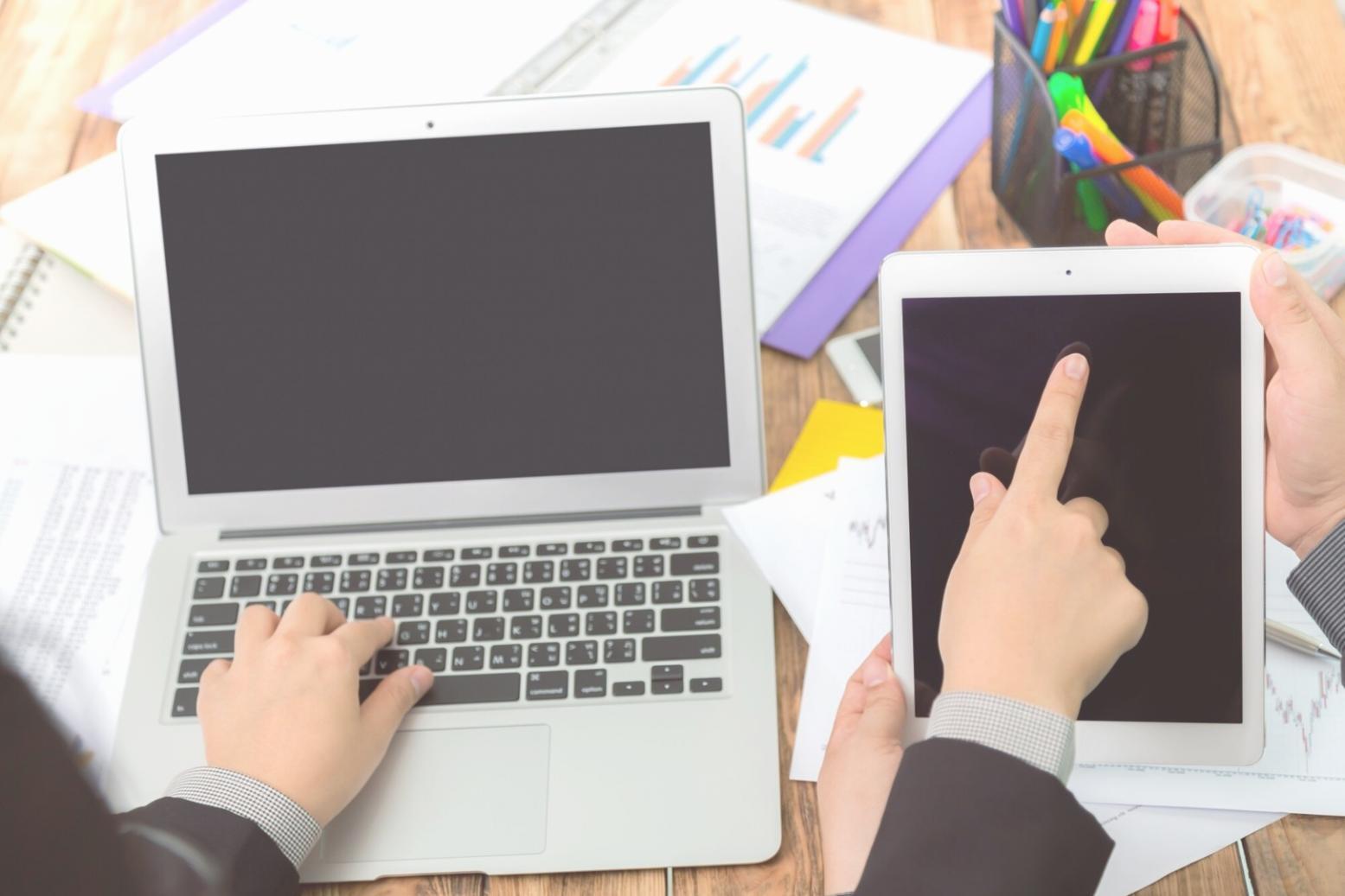 Planification budgétaire saisonnière avec documents et calculatrice